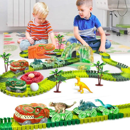 Deux enfants jouant avec un Circuit Voiture Dinosaure dans une chambre.