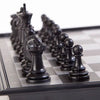 Détail des pièces noires du jeu d'échecs ClassyChess sur le plateau - Joosis