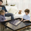 Deux enfants jouant aux échecs sur le plateau magnétique ClassyChess dans le salon - Joosis