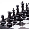 Pièces noires alignées sur l'échiquier ClassyChess avec repères de cases - Joosis