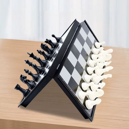 Échiquier magnétique ClassyChess plié en tente, les pièces restent aimantées au plateau - Joosis