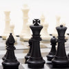 Gros plan sur le roi et la dame noirs du jeu d'échecs ClassyChess - Joosis