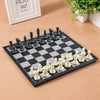 Échiquier magnétique ClassyChess posé sur un bureau, pièces en place - Joosis