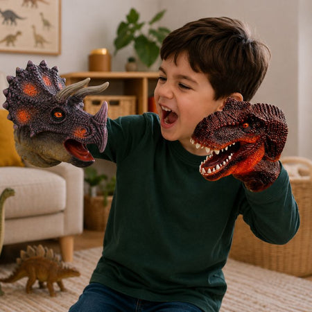Enfant jouant avec deux marionnettes à main dinosaures tricératops et tyrannosaure - EducaKid